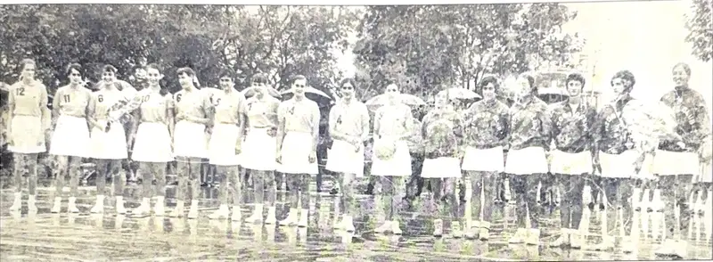 Presentación del primer equipo femenino del club, de baloncesto (Cantarrana, 22-9-1968).