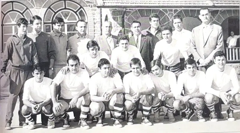 Equipo de balonmano y directiva de la U.D. Muñatones, 1969-70. Es la foto de la portada del libro.