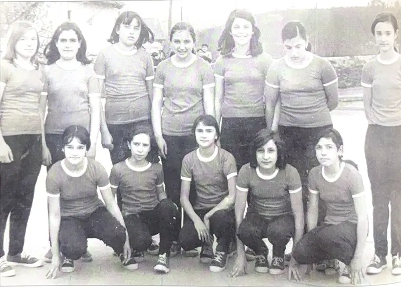 Equipo escolar de Cantarrana, curso 1973-74.