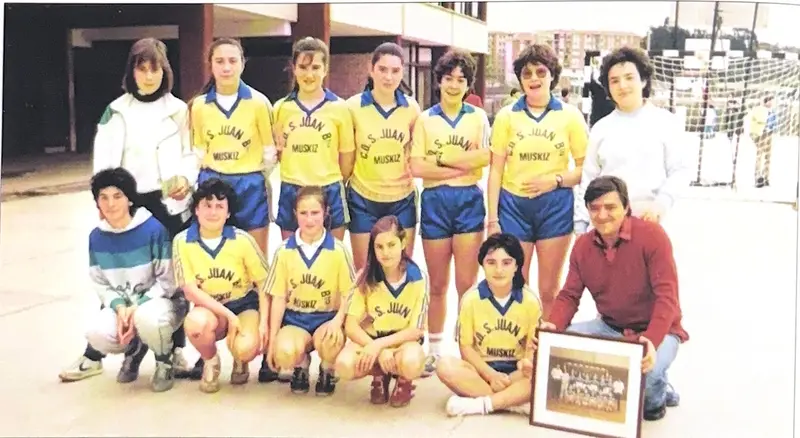 Promoción escolar: infantil femenino del colegio San Juan Bautista, 1983-84.