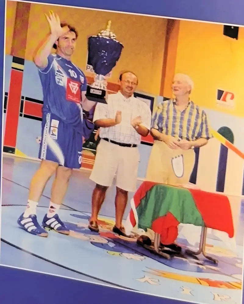 Trofeo Ayuntamiento de Muskiz 2006: el Portland San Antonio recoge la copa.