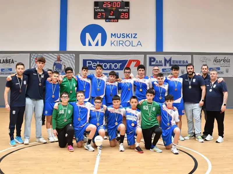 El infantil masculino, segundo de su sector del Campeonato de España, en Muskiz (19-5-2024). Foto: Andoni González.