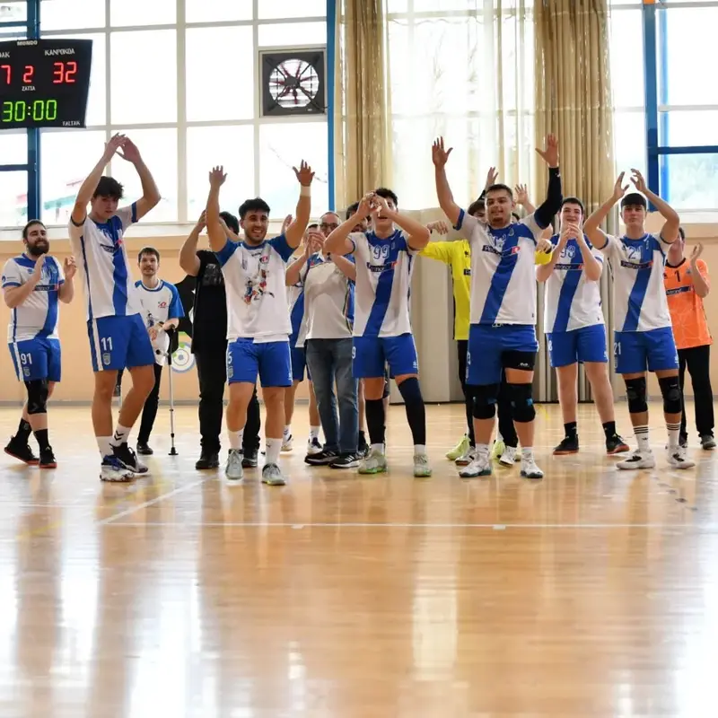 El sénior B celebra el ascenso con la afición en el campo del Kadagua, en Zalla (17-3-2024). Foto: Andoni González.