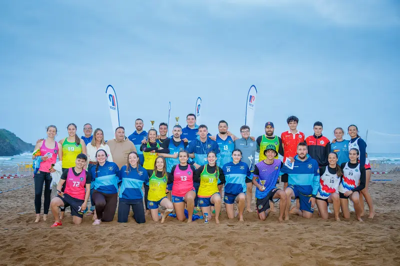 Balonmano en la playa de La Arena.
