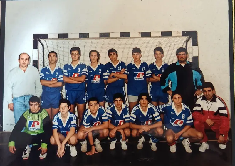 Equipo masculino del C.B. Muskiz con sus entrenadores