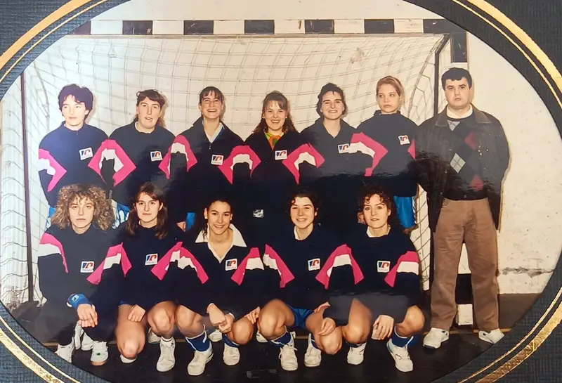 Equipo femenino con el chándal del club
