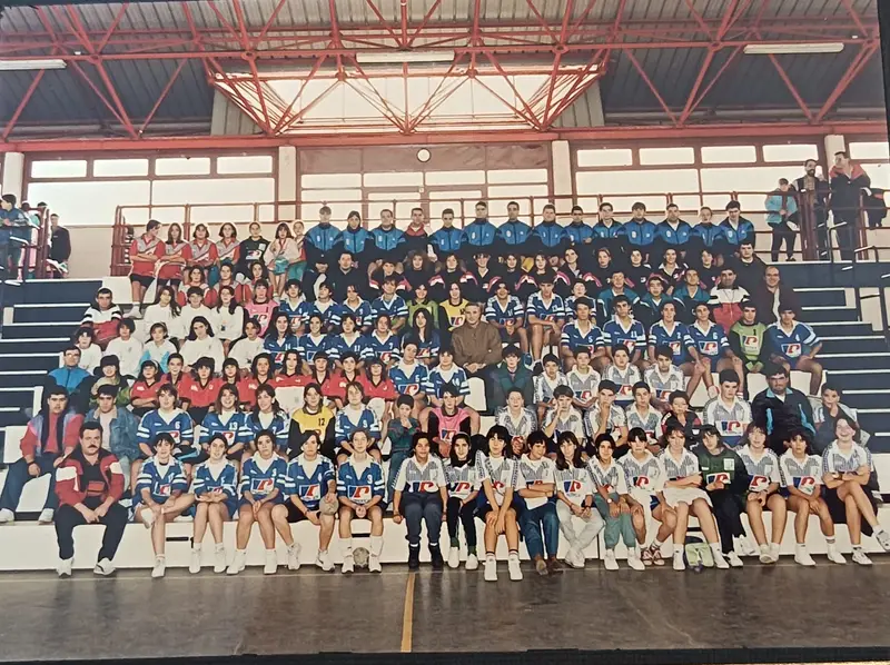 Todo el C.B. Muskiz en la grada de un polideportivo