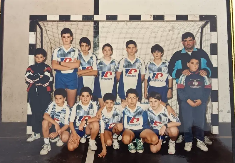 Equipo masculino de la cantera, con la camiseta de rayas