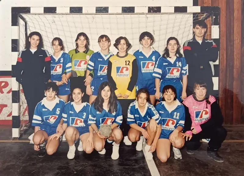 Equipo femenino del C.B. Muskiz con sus entrenadores