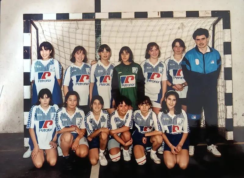 Equipo femenino de la cantera, con la camiseta de rayas