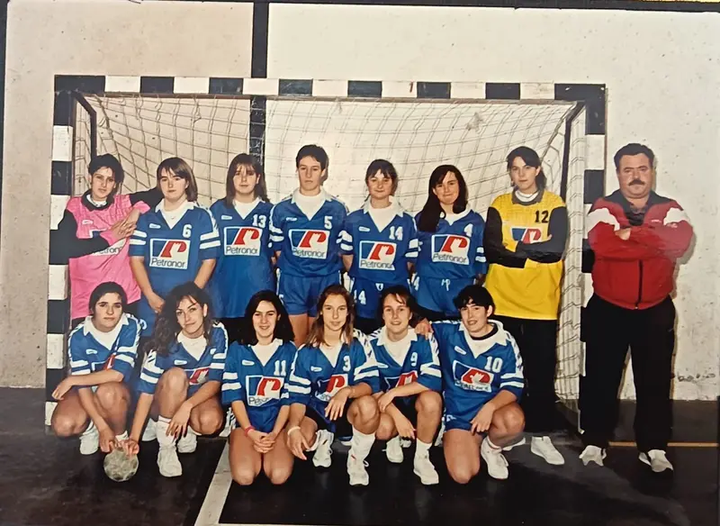 Equipo femenino del C.B. Muskiz con su entrenador