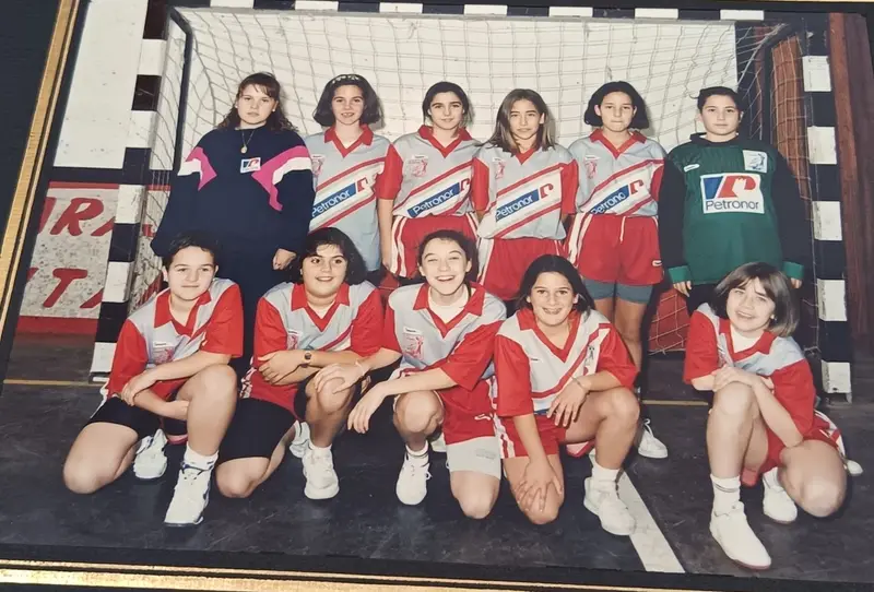 Equipo femenino de la cantera, con la equipación roja