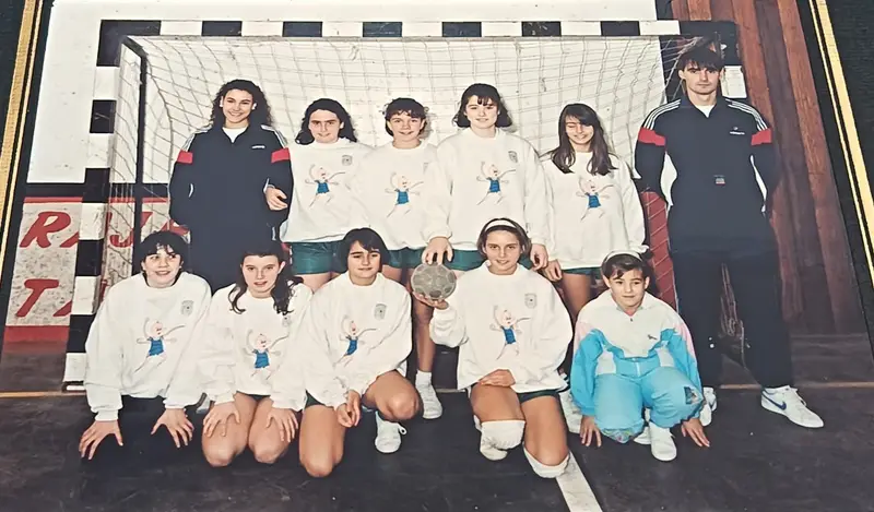 Equipo femenino con las sudaderas blancas del club