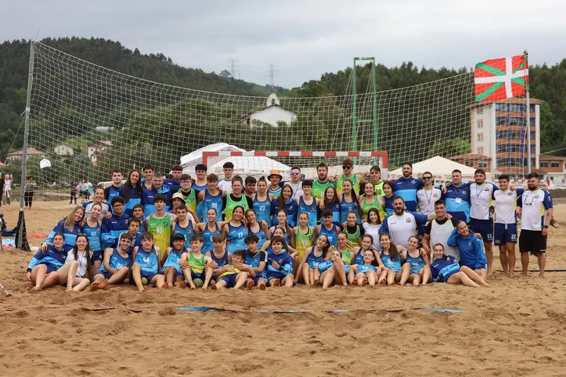 Foto de grupo de los Kolosaurios en la arena