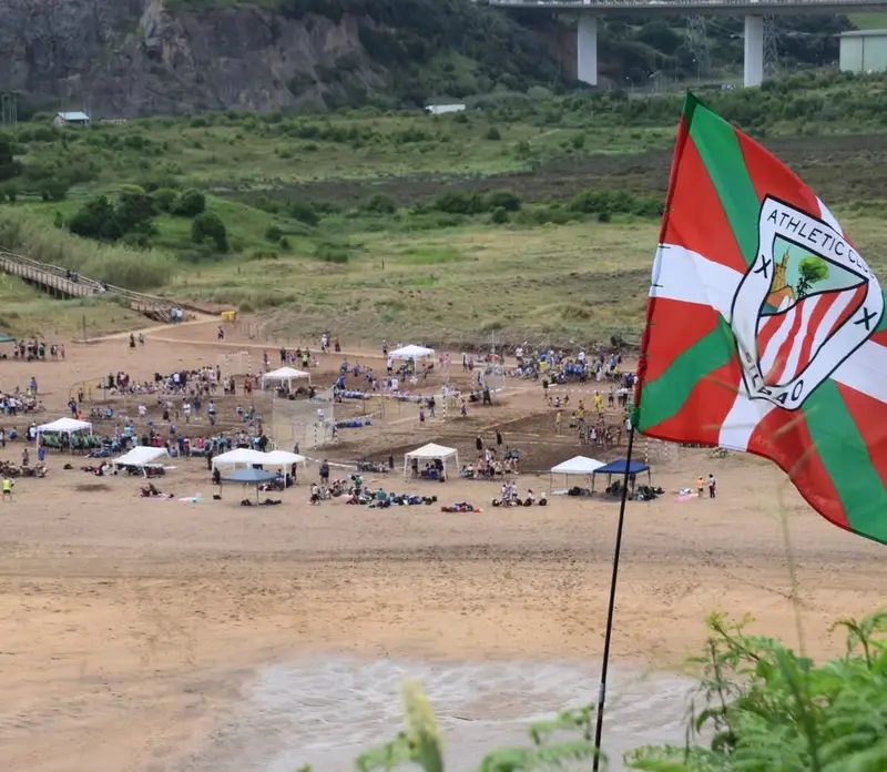 La playa de La Arena llena de carpas y gente durante el torneo
