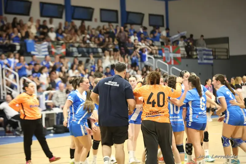 Afición y jugadoras de Muskiz Eskubaloia en el polideportivo