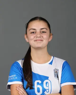 África Larrauri, number 69